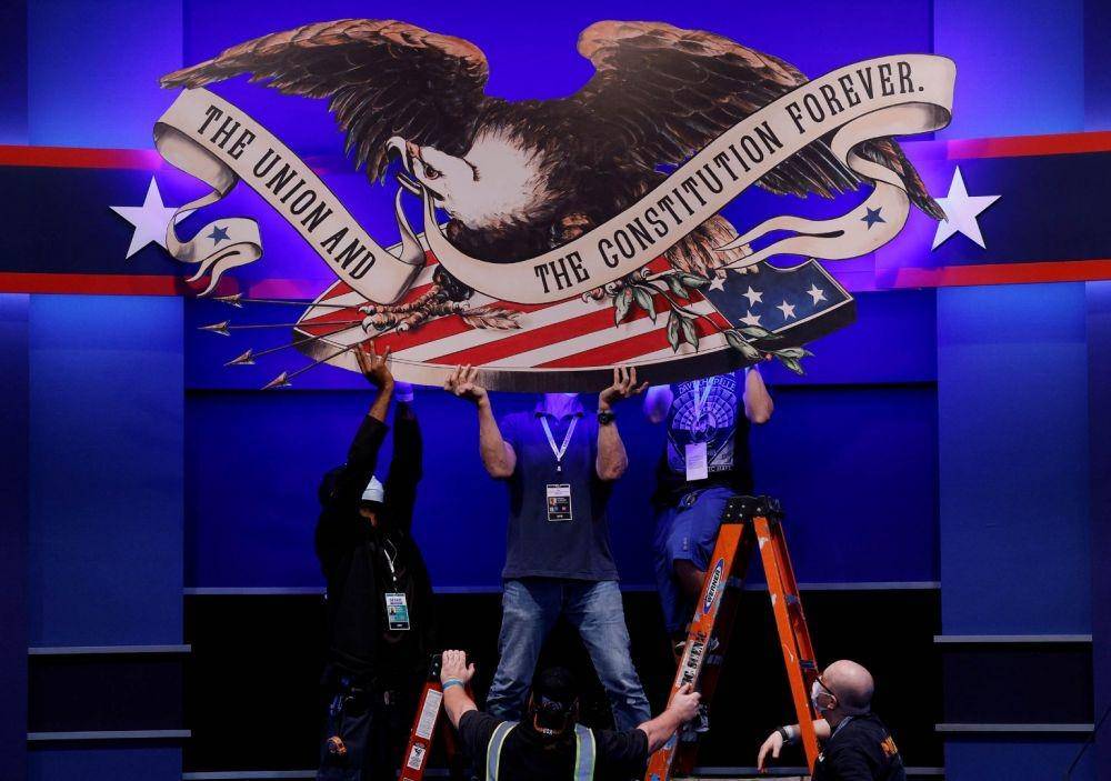 Para kru menyiapkan aula tempat debat calon presiden pertama antara Presiden AS Donald Trump dengan calon presiden Demokrat dan mantan Wakil Presiden Joe Biden di Cleveland, Ohio, Amerika Serikat, Senin (28/9/2020) (ANTARA FOTO/REUTERS/Brian Snyder)