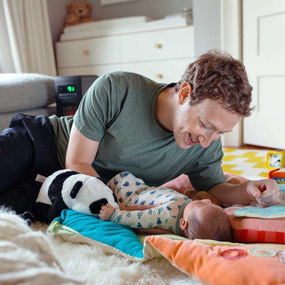 9 Gaya Sederhana Miliarder Mark Zuckerberg saat Momong Anak di Rumah