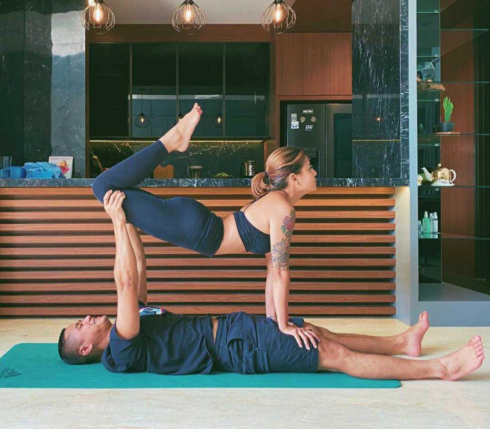 Jadi Olahraga Favorit, 9 Momen Awkarin dan Kekasih Yoga Bersama