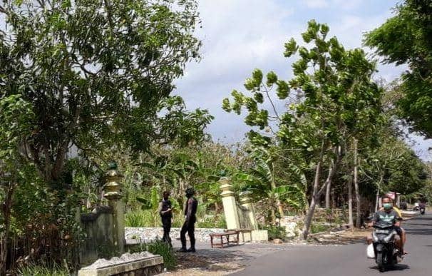 Polisi larang warga mendekat di rumah yang digeledah Densus 88. IDN Times/Istimewa