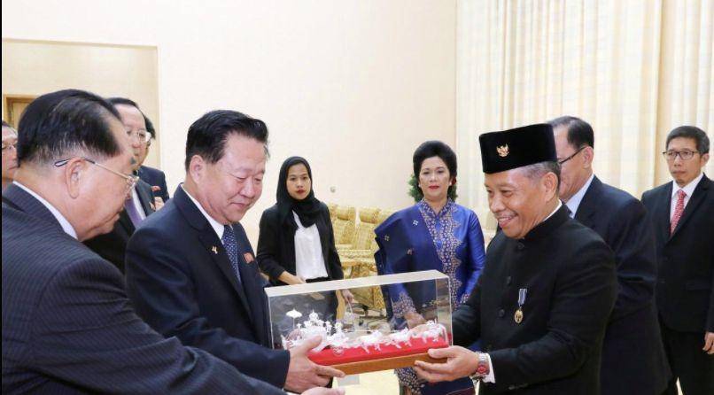 Duta Besar Berlian Napitupulu menyerahkan cinderamata ke Presiden Presidium Majelis Rakyat Korut (www.kemlu.go.id)