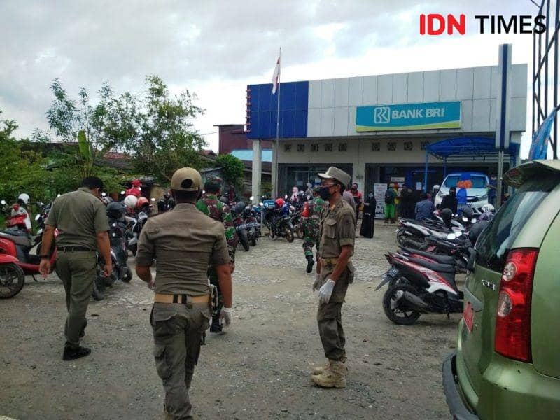 Tim gabungan penegakan disiplin protokol kesehatan COVID-19 PPU ketika menggelar razia (IDN Times/Ervan Masbanjar)
