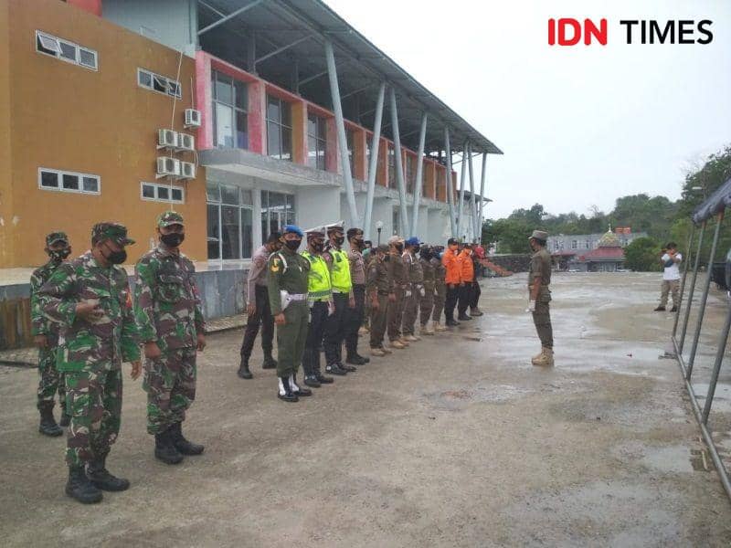 Tim gabungan penegakan disiplin protokol kesehatan COVID-19 PPU sebelum laksanakan razia (IDN Times/Ervan Masbanjar)
