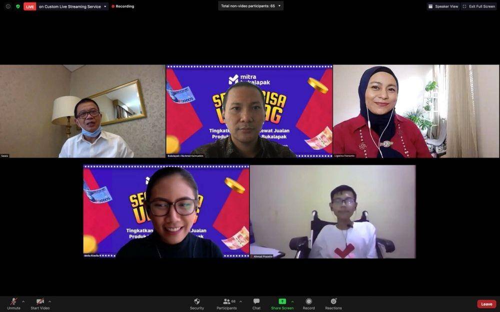CEO Bukalapak Rachmat Kaimuddin bersama dengan para pembicara berdiskusi secara virtual pada acara Temu Virtual Media "Semua Bisa Untung - Tingkatkan Ekonomi Lewat Jualan Produk Virtual Mitra Bukalapak" di Jakarta (30/9). (Dok. IDN Times)