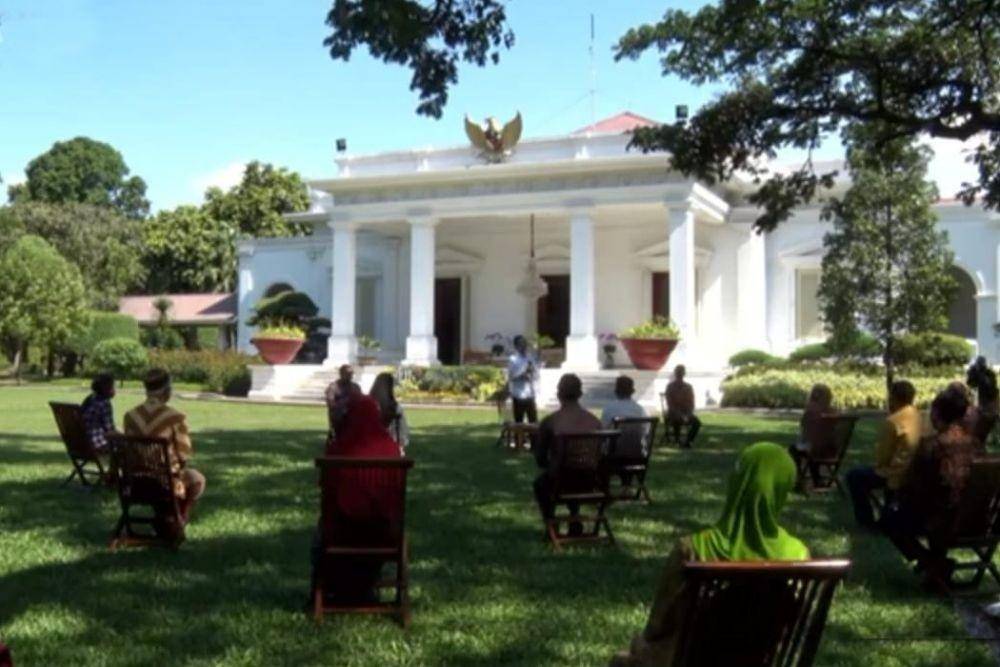Presiden Jokowi membagikan bantuan modal kerja di Istana Merdeka (Youtube.com/Sekretariat Presiden)