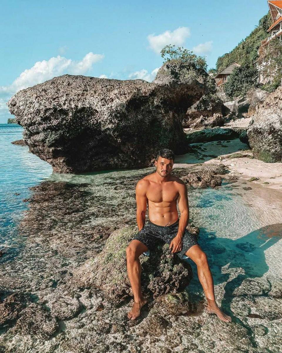 Bikin Salfok, 9 Potret Keanu Campora Pamer Tubuh Berotot di Pantai