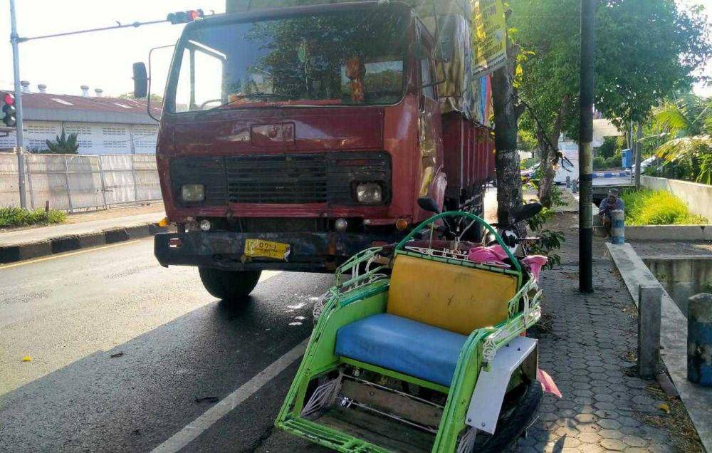 Truk dan Bentor di lokasi kejadian. IDN Times/Zainul Arifin