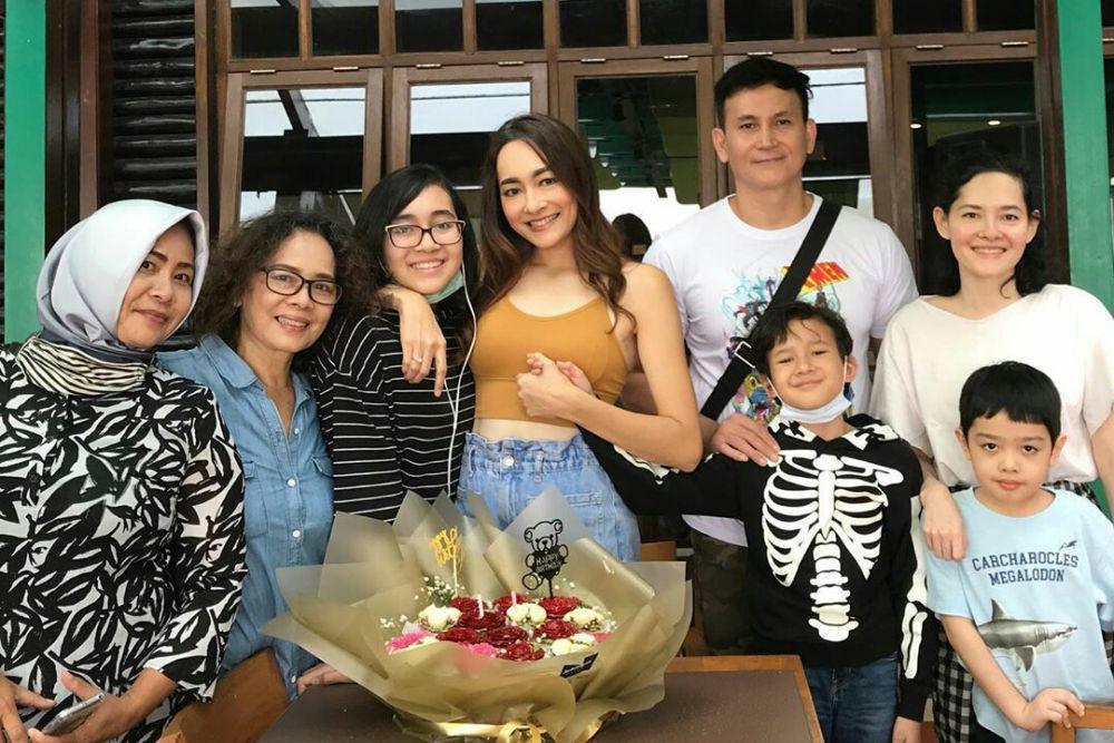 9 Momen Manis Perayaan Ulang Tahun Dewi Rezer, Ada Mantan Suami