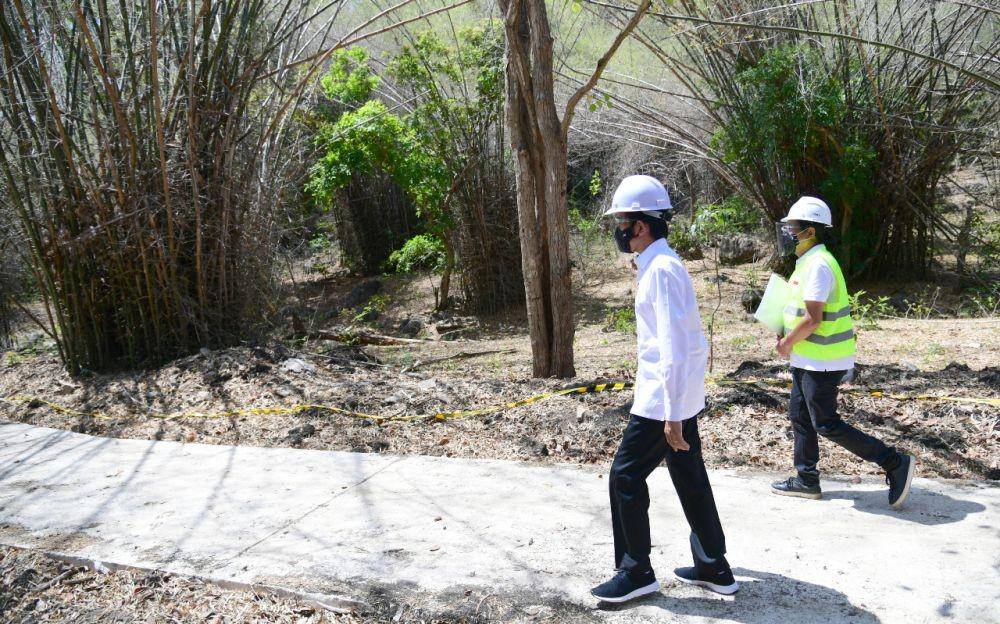 Presiden Jokowi tinjau penataan kawasan dan pembangunan terminal multifungsi di Labuan Bajo (Dok. Biro Pers Kepresidenan)