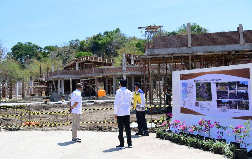 Presiden Jokowi tinjau penataan kawasan dan pembangunan terminal multifungsi di Labuan Bajo (Dok. Biro Pers Kepresidenan)