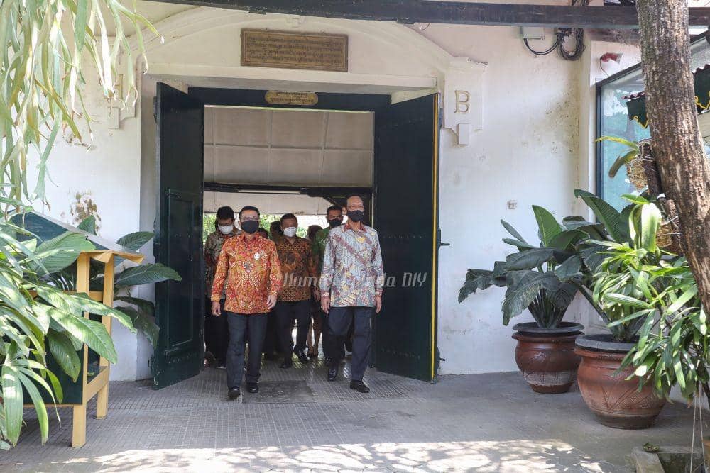 Moledoko bertemu dengan Sri Sultan HB X di Kraton Jogjakarta, Jumat (2/10/2020). Dok/Humas Pemda DIY