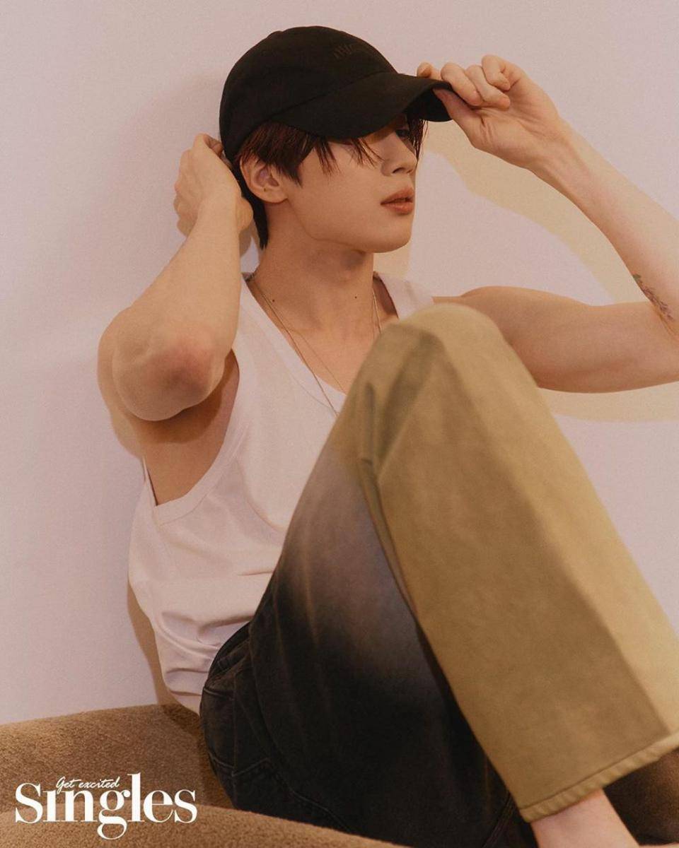 Potret han seungwoo memakai topi baseball (instagram.com/singlesmagazine)