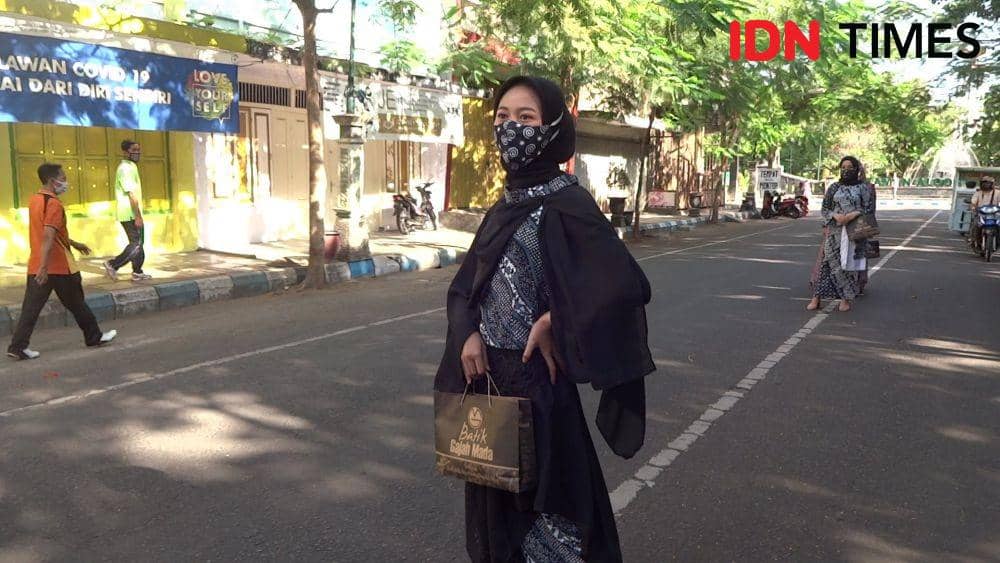 Para model memamerkan fashion batik era new normal lengkap dengan maskernya, IDN Times/ Bramanta Pamungkas