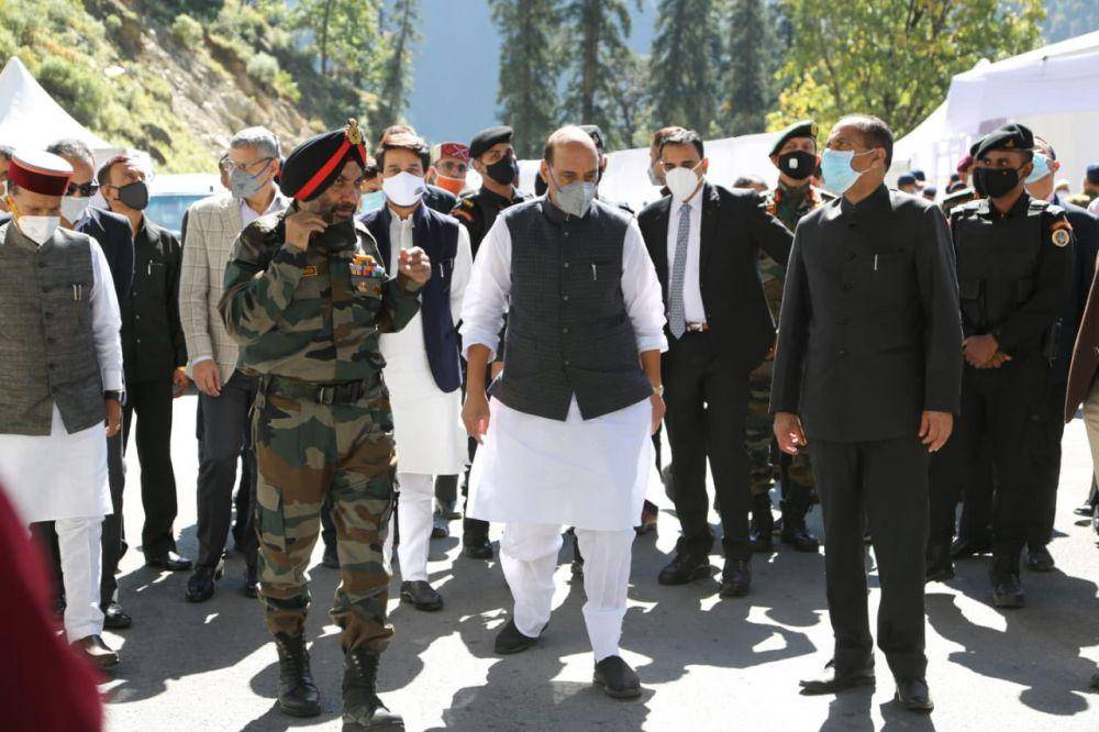 Menteri Pertahanan India saat mengunjungi proyek Terowongan Atal. twitter.com/rajnathsingh/
