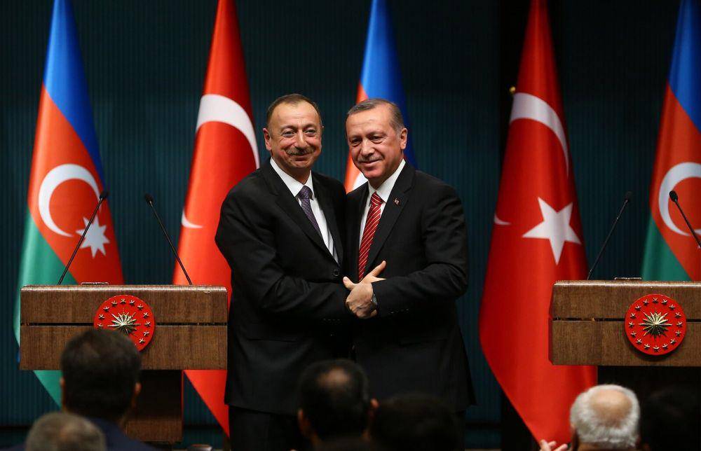 Presiden Azerbaijan, Ilham Aliyev, bersama Presiden Turki, Recep Tayyip Erdogan. twitter.com/MevlutCavusoglu