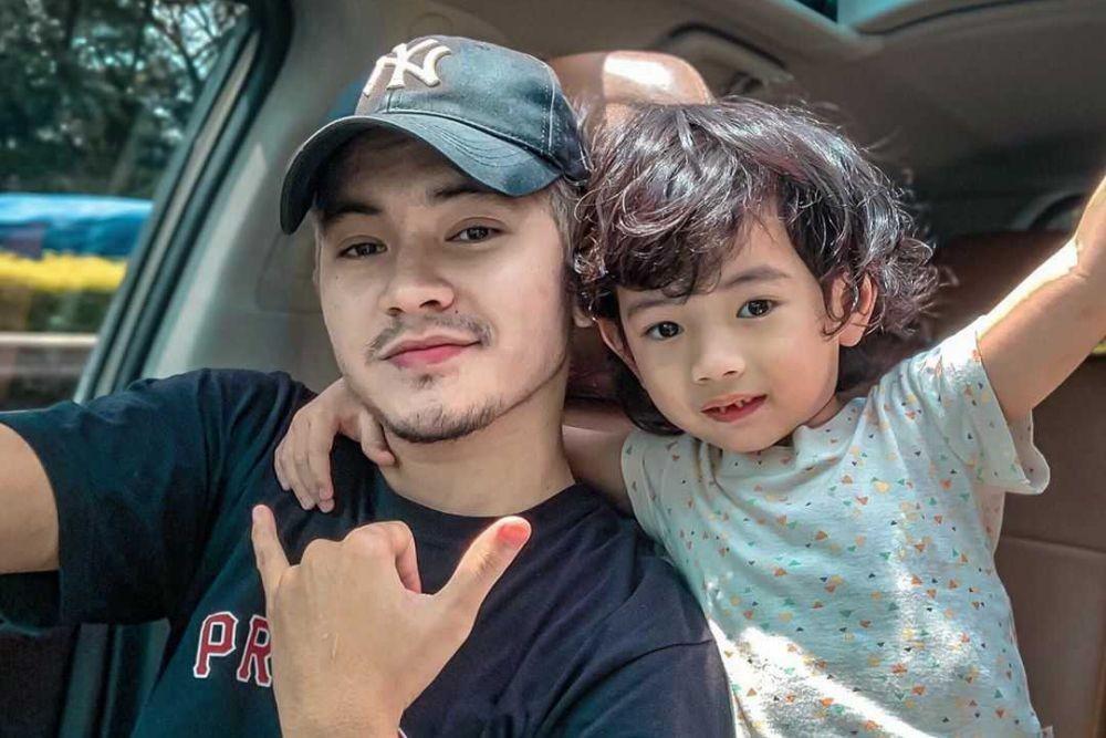 10 Potret Bahagia Aditya Suryo Mengurus Buah Hatinya, Papa Muda Siaga!