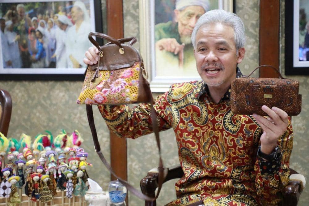 Gubernur Jawa Tengah, Ganjar Pranowo memamerkan hasil kreasi batik. Dok.Humas Pemprov Jateng