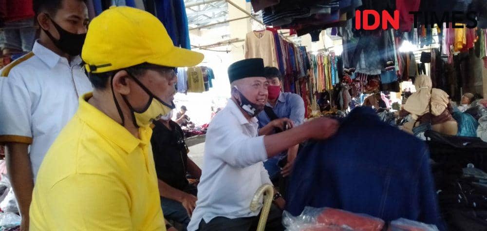 Bupati Bantul, Suharsono (baju putih) kampanye di Pasar Turi, Kecamatan Bambanglipuro, Bantul. IDN Times/Daruwaskita