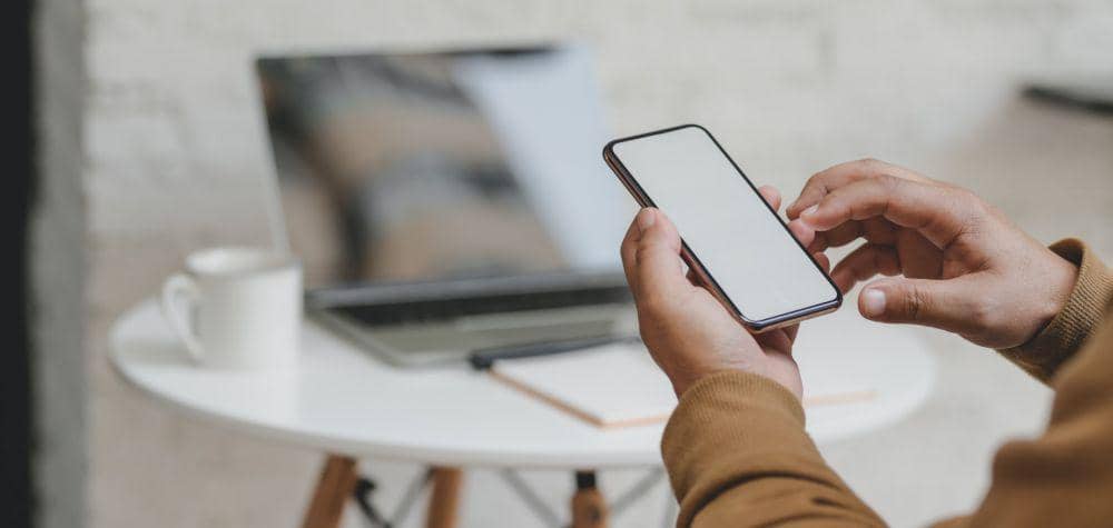 ilustrasi seseorang sedang mengunakan voice recognition software (pexels.com/bongkarn thanyakij)