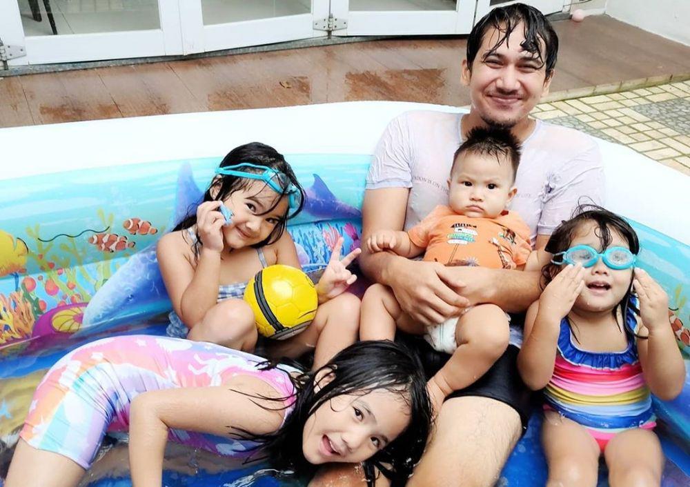 Family Man Banget, Ini 9 Potret Rama Michael saat Momong Empat Anaknya