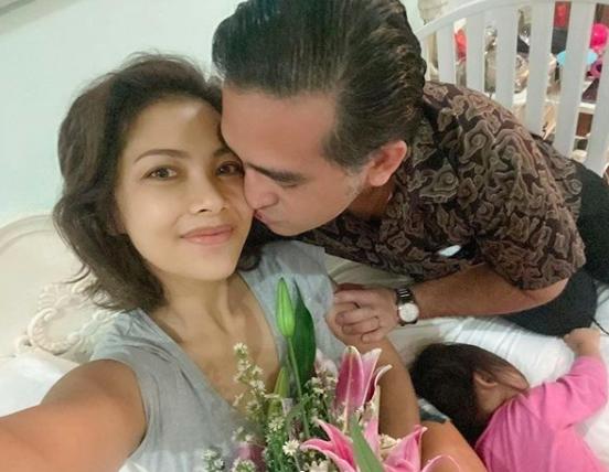 Keguguran Anak Kelima, 10 Potret Tegar Nadia Mulya dan Keluarga