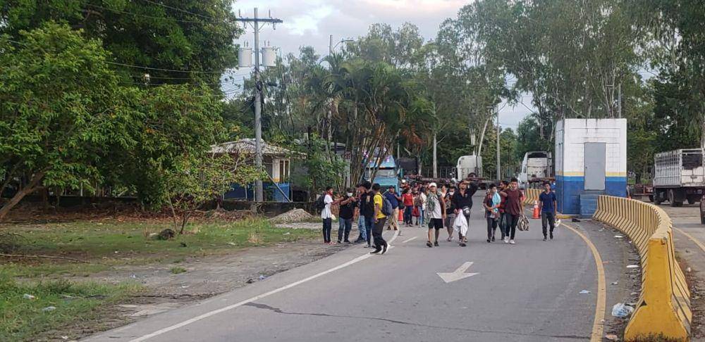 Kerumunan imigran karavan yang melintasi perbatasan Honduras-Guatemala. twitter.com/MigracionHND/