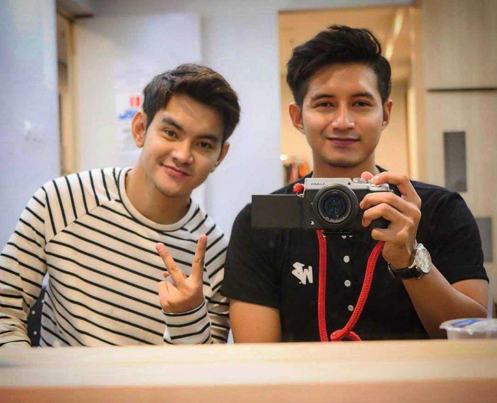 Kompak Banget, 10 Potret Kedekatan Chand Kelvin dan Sang Adik