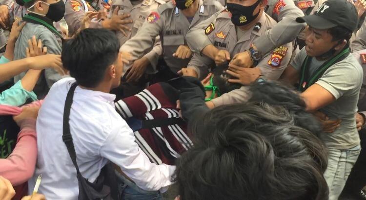 Peringatan HUT ke-20 Banten Diwarnai Bentrok Mahasiswa-Polisi