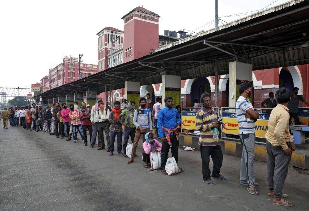 Ilustrasi pekerja migran di India antre makanan gratis di luar Stasiun Kereta Howrah (ANTARA FOTO/REUTERS/Rupak De Chowdhuri)