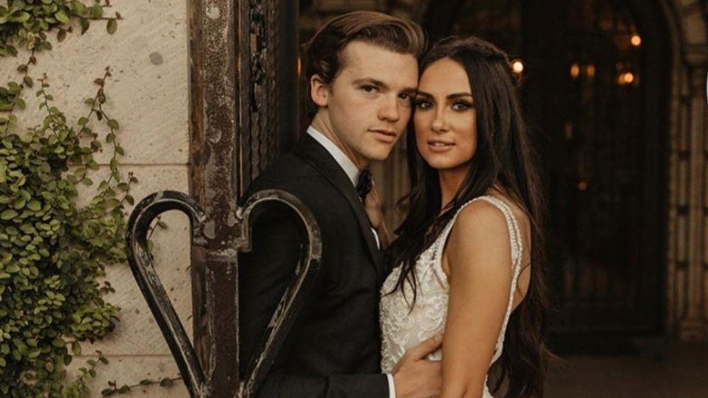 Resmi Menikah, Ini 9 Fakta Perjalanan Cinta Joel Courtney dan Istri