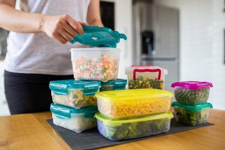 5 Cara dan Tips Membersihkan Tempat Makan Tupperware, biar Lebih Awet