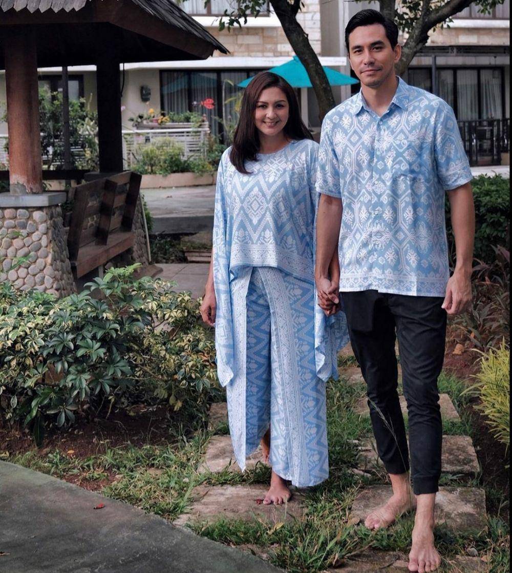 ilustrasi baju couple (instagram.com/darius_sinathrya)