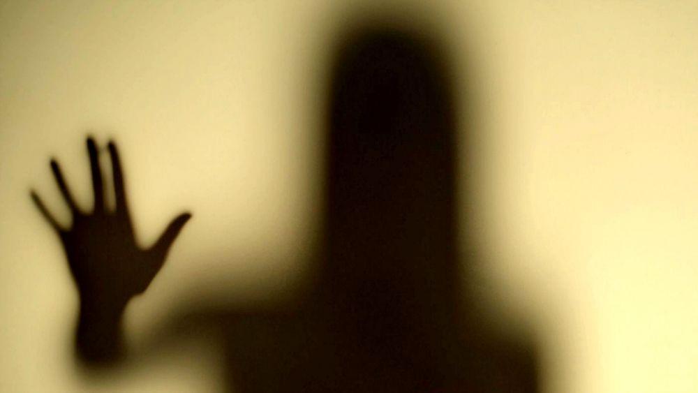 7 Teori Fenomena Paranormal Penampakan Bayangan di Pojokan