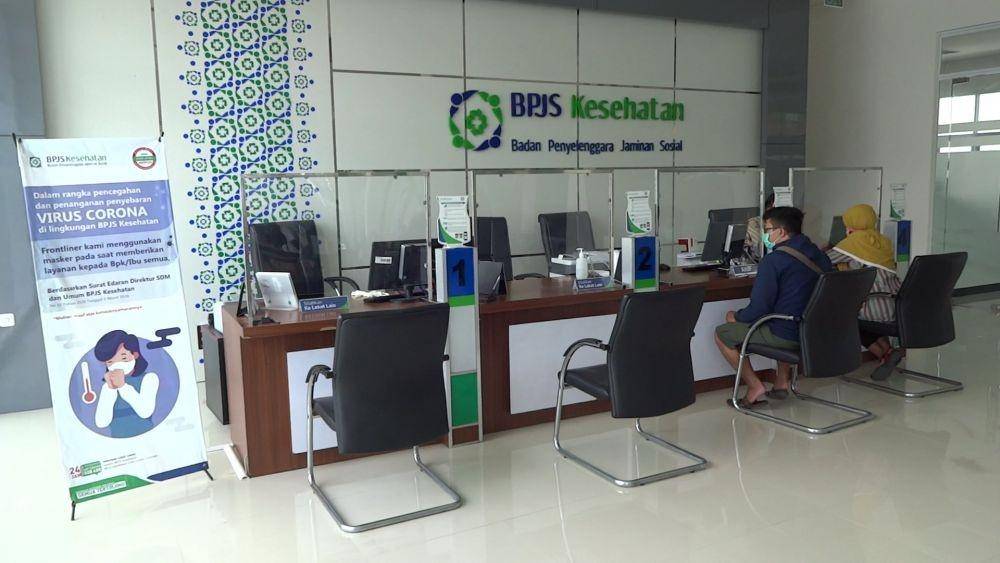 Masyarakat mengurus di Kantor BPJS Kesehatan Tulungagung, IDN Times/ Bramanta Pamungkas