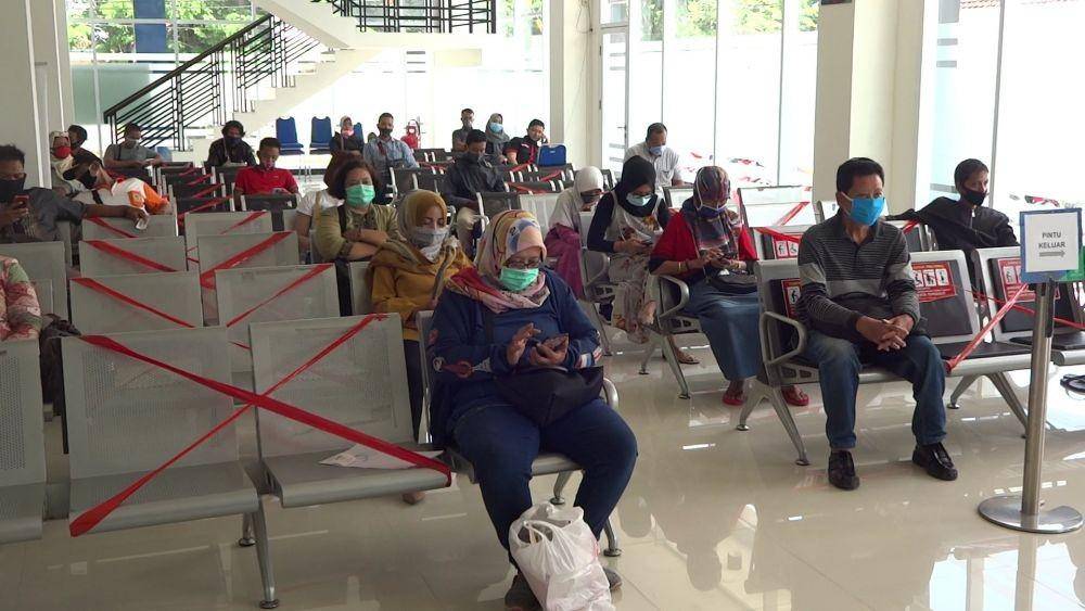 Masyarakat mengurus di Kantor BPJS Kesehatan Tulungagung, IDN Times/ Bramanta Pamungkas