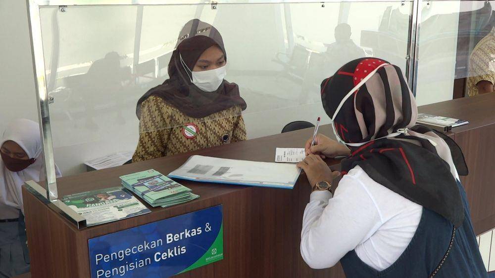 Masyarakat mengurus di Kantor BPJS Kesehatan Tulungagung, IDN Times/ Bramanta Pamungkas
