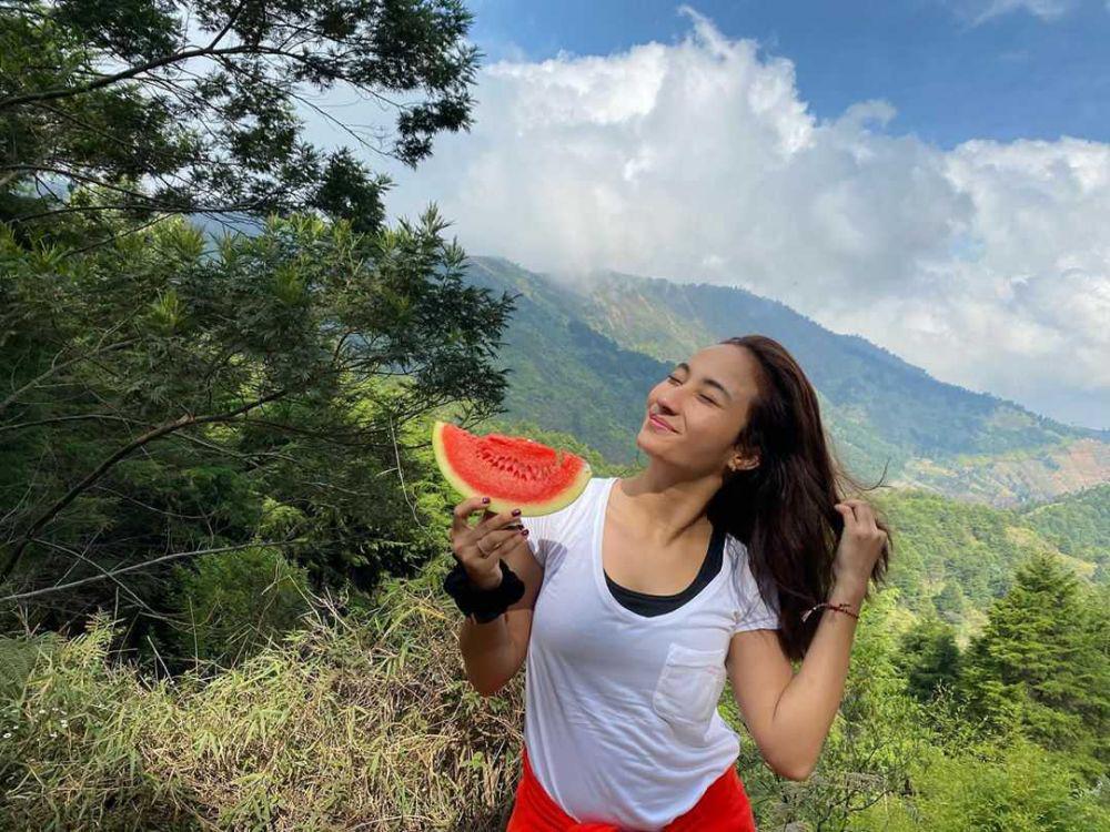 9 Potret Naomi Zaskia Main di Alam Bebas, Segar Maksimal