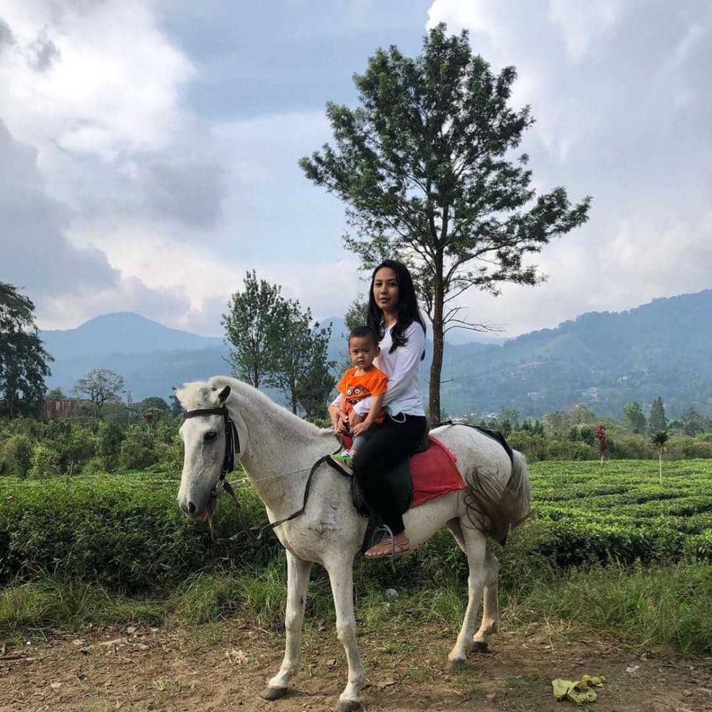 10 Potret Manis Dea Lestari Momong Putra Bungsunya, Keibuan Banget!