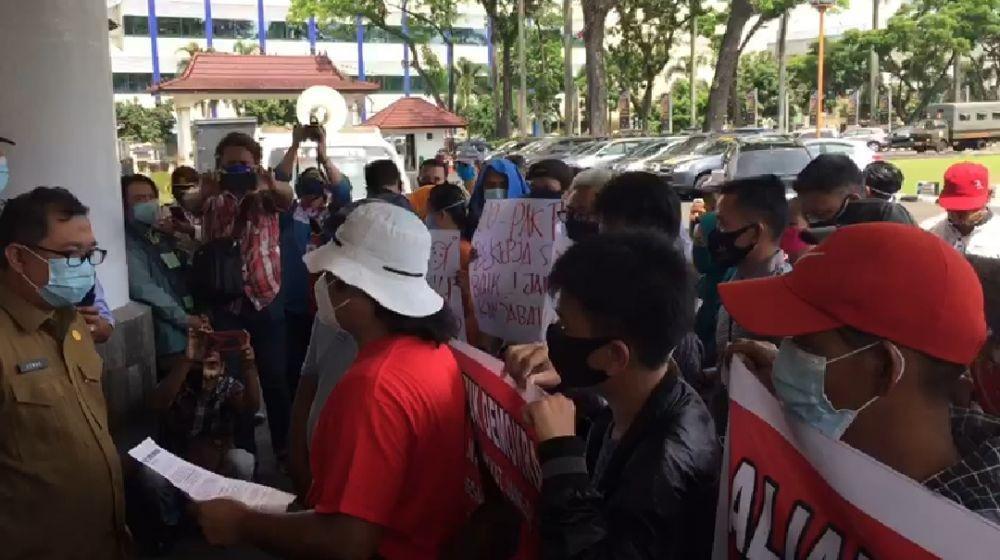 Baru 9 Hari Dilantik, Pjs Bupati Ogan Ilir Didemo Warga