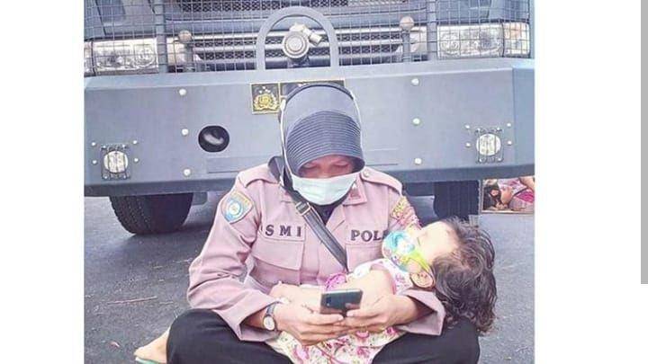 Kanit Bintibmas Polres Dompu Aipda Ismi Andri Nurwati yang viral di media sosial (Instagram.com/PoldaNTB)