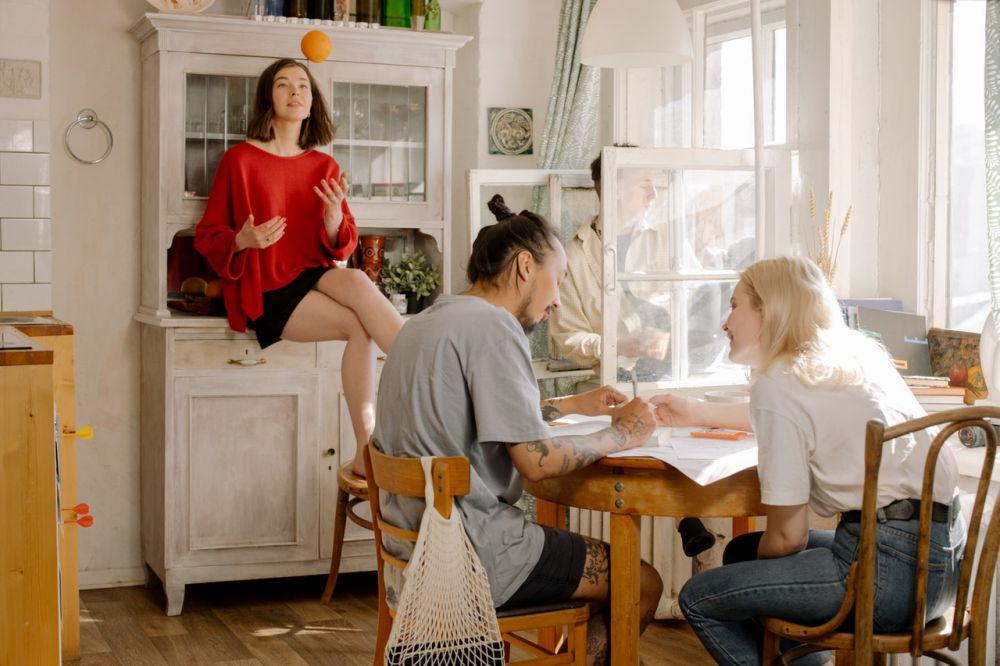 Terlalu Friendly, 5 Zodiak Ini Paling Sering Bikin Cemburu Pasangannya