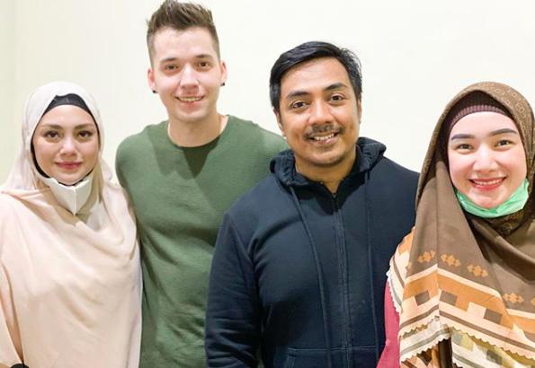 9 Potret Momen Stefan William dan Celine Ikut Pengajian Ustaz Riza