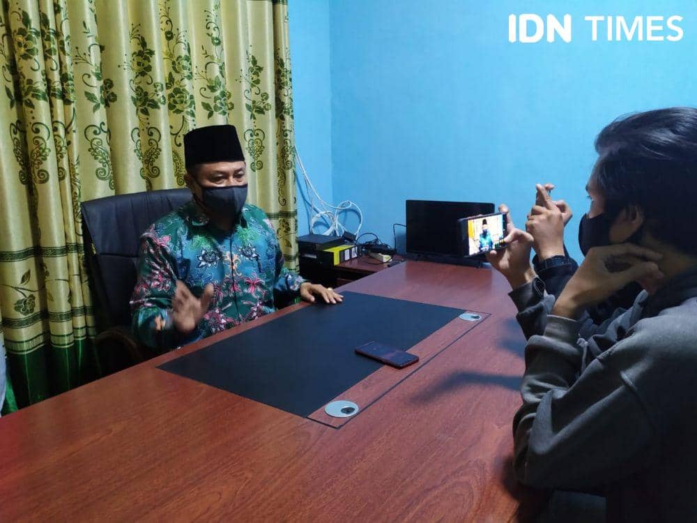 HM Fauzi Bahtar, ketua Pengurus Wilayah Nahdlatul Ulama (PWNU) Kaltim saat memberikan keterangan pers (IDN Times/Yuda Almerio)
