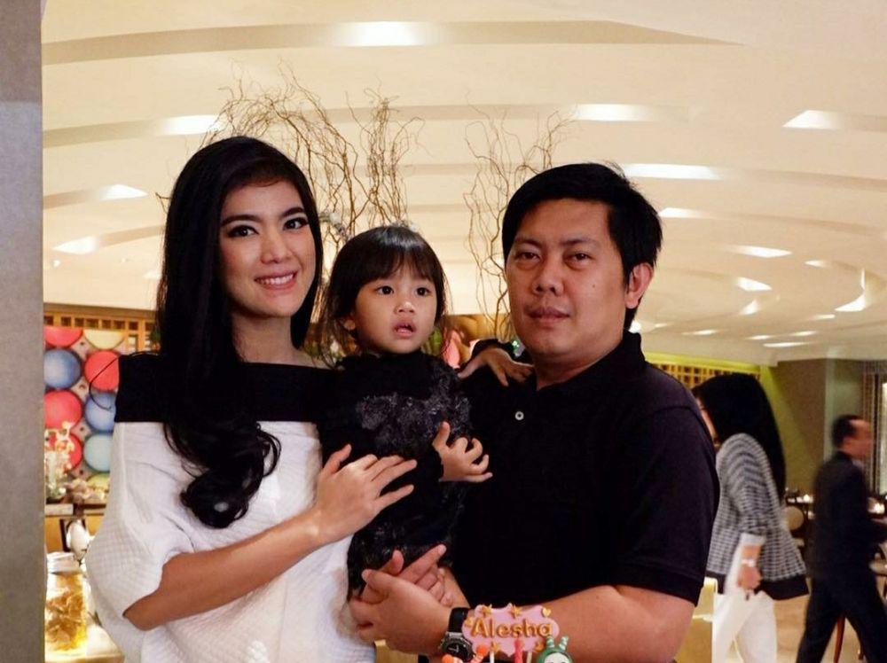 Jarang Terekspos, 9 Potret Romantis Raya Kohandi dan Suami Tercinta