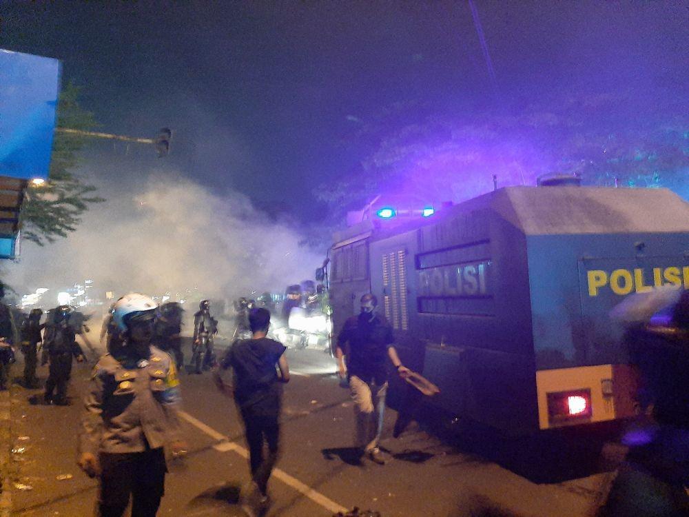 Tolak UU Cipta Kerja, Ribuan Mahasiswa di Serang Bentrok dengan Polisi