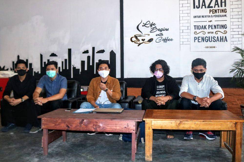 Aliansi mahasiswa Brawijaya saat menyampaikan pernyataan sikap penolakan Omnibus Law. IDN Times/ Alfi Ramadana