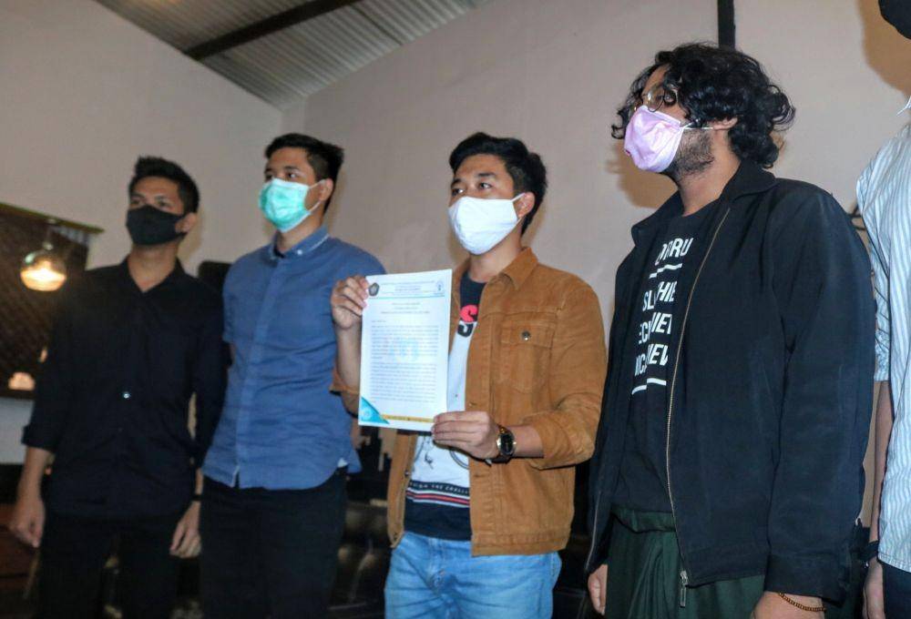 Perwakilan BEM Universitas Brawijaya menunjukkan kertas yang berisi penyataan sikap penolakan pengesahan Omnibus Law. IDN Times/ Alfi Ramadana