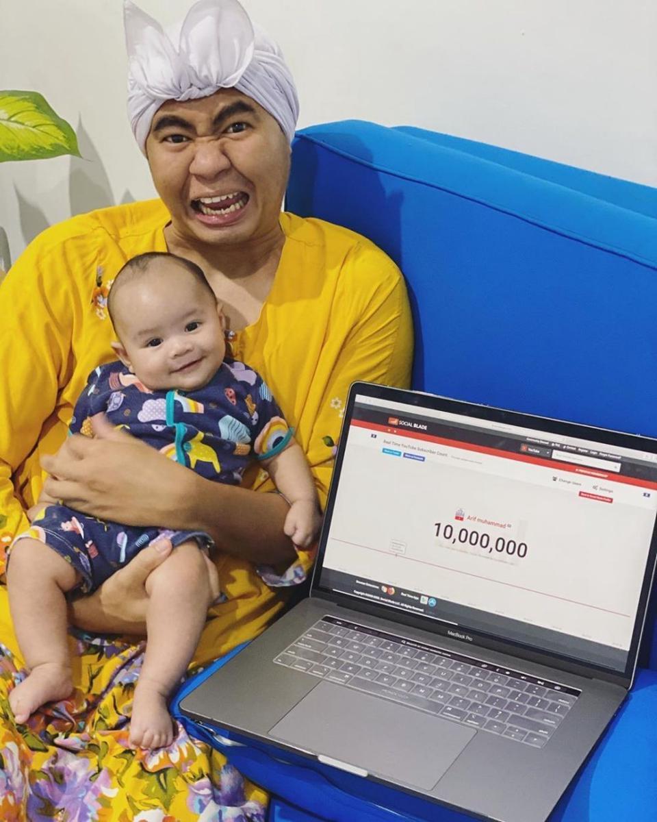 Bikin Gemas, 10 Momen Arif Muhammad 'Mak Beti' saat Momong Anaknya