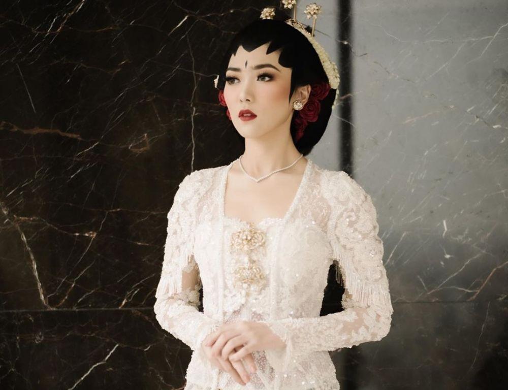 5 Tips Merawat Kebaya Supaya Awet, Bisa Diwariskan ke Anak dan Cucu!