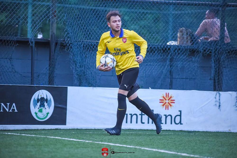 Gagah di Atas Lapangan, 9 Potret Manly Rifky Balweel Main Sepak Bola